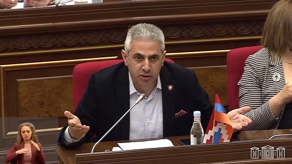 Շատ մարդիկ դժդոհում են, որ վարչապետի ձայնը լսելուց երեխաները լացում են, շները հաչում են. Էդգար Ղազարյան